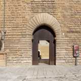 Varchiamo la soglia, costituita da un ingresso ad arco sormontato da una robusta cornice in pietra